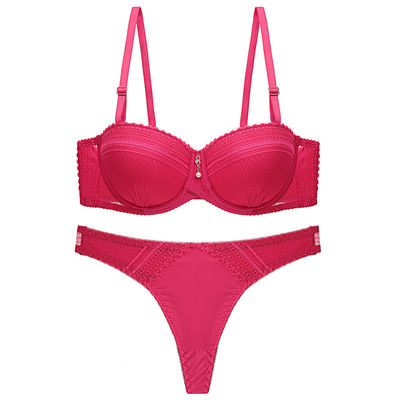 O sutiã &quot;sexy&quot; contínuo do calcinha da senhora 90B 90C ajustou o roupa interior das mulheres de XXXL 50kg ajusta-se