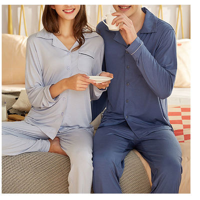 As fibras atam a casa feita malha roupa de noite do desgaste do sono dos pijamas das mulheres da tela