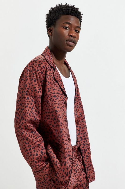 O colar contrasta a roupa de noite longa dos pyjamas do poliéster da luva dos homens de seda dos pijamas do cetim