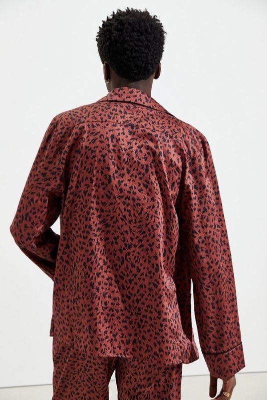 O colar contrasta a roupa de noite longa dos pyjamas do poliéster da luva dos homens de seda dos pijamas do cetim