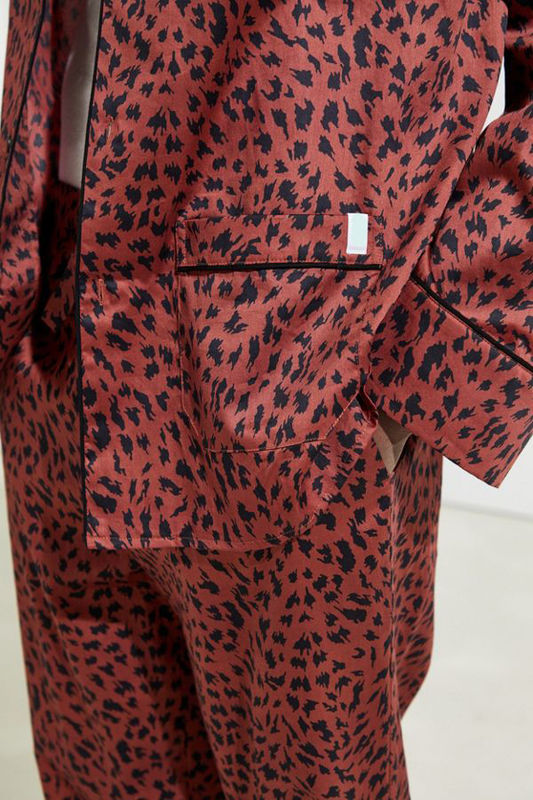 O colar contrasta a roupa de noite longa dos pyjamas do poliéster da luva dos homens de seda dos pijamas do cetim