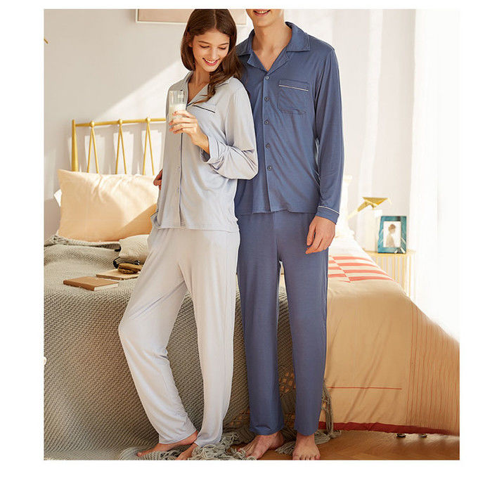 As fibras atam a casa feita malha roupa de noite do desgaste do sono dos pijamas das mulheres da tela
