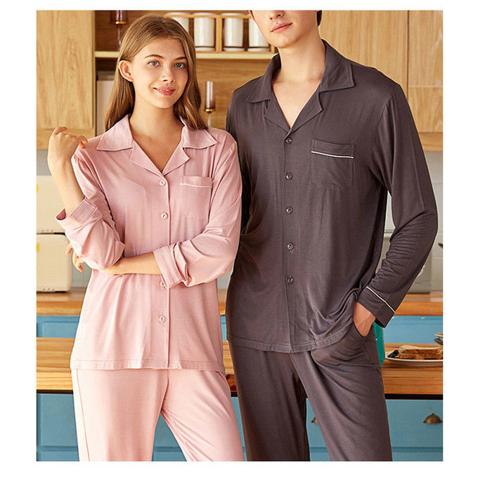As fibras atam a casa feita malha roupa de noite do desgaste do sono dos pijamas das mulheres da tela