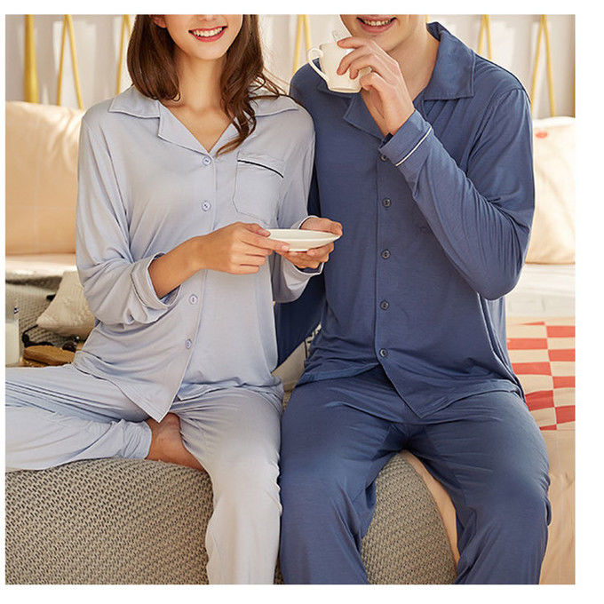 As fibras atam a casa feita malha roupa de noite do desgaste do sono dos pijamas das mulheres da tela