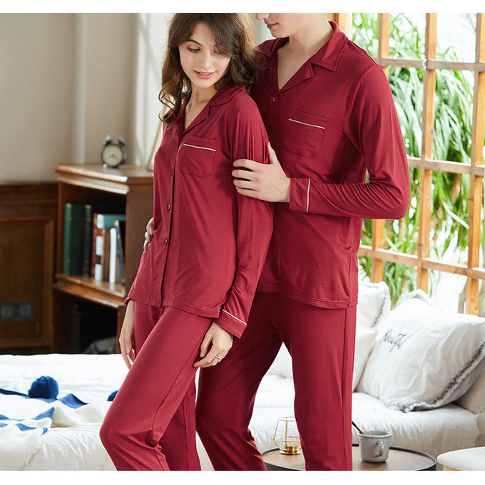 As fibras atam a casa feita malha roupa de noite do desgaste do sono dos pijamas das mulheres da tela